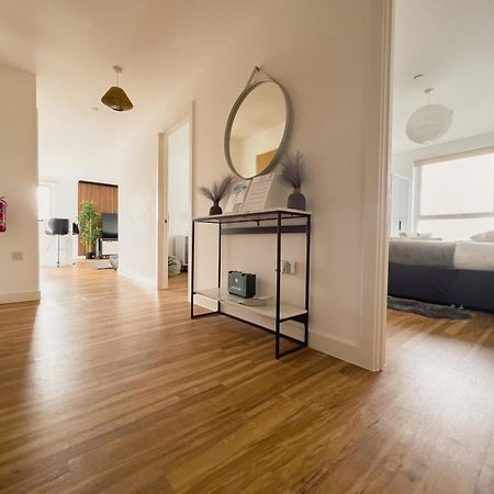 Manchester'S Luxurious 2-Bed Haven With Balcony - Canal Views & Proximity To Manchester United Екстериор снимка