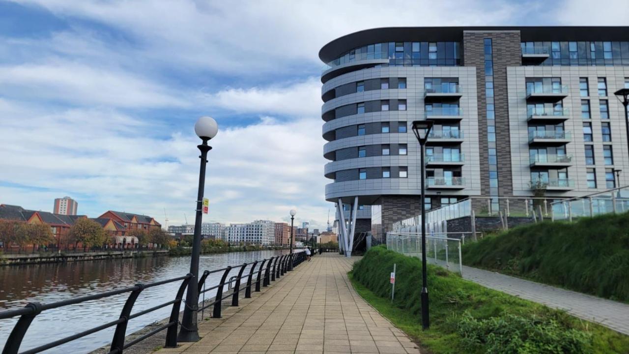 Manchester'S Luxurious 2-Bed Haven With Balcony - Canal Views & Proximity To Manchester United Екстериор снимка