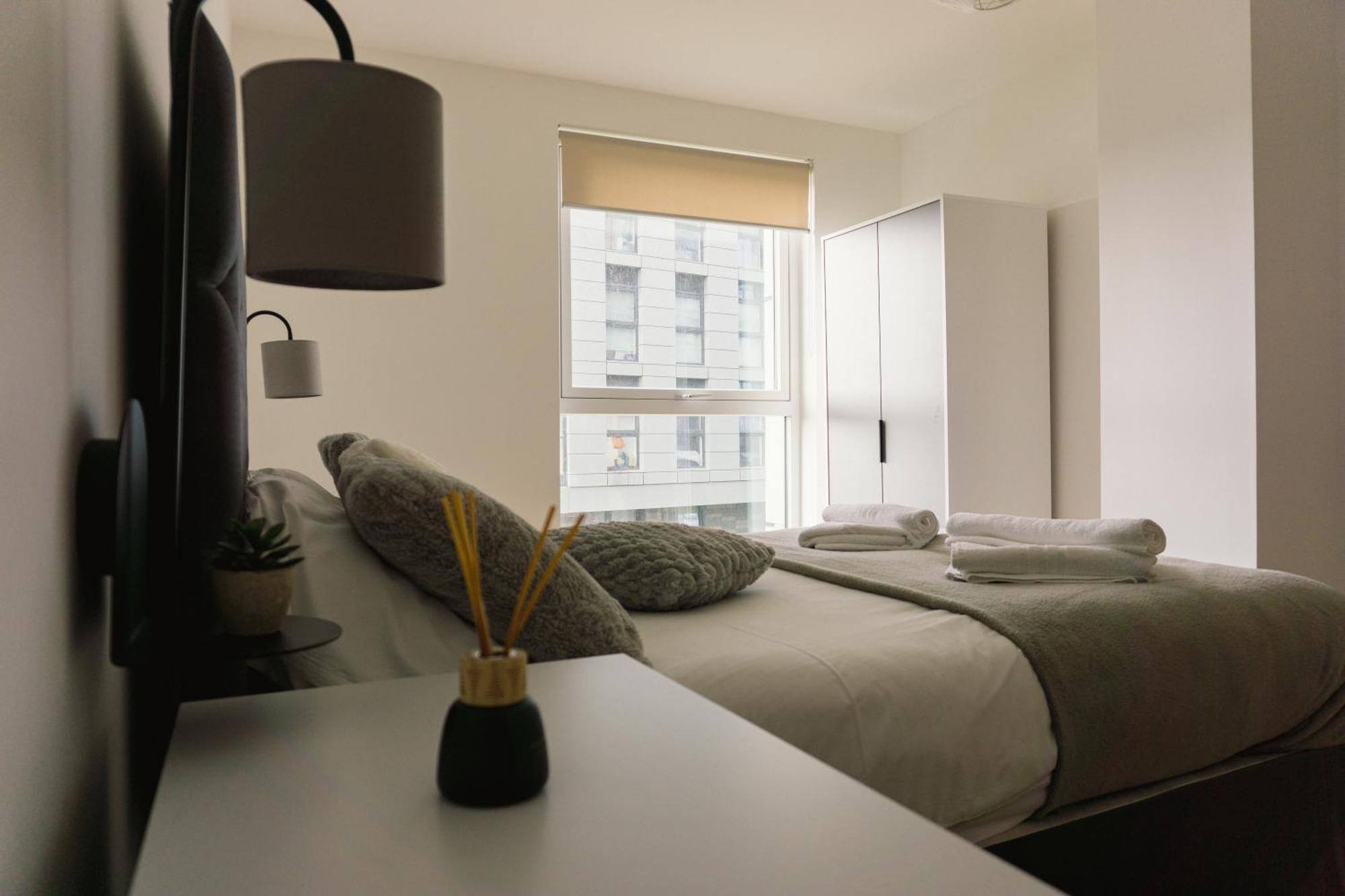 Manchester'S Luxurious 2-Bed Haven With Balcony - Canal Views & Proximity To Manchester United Екстериор снимка