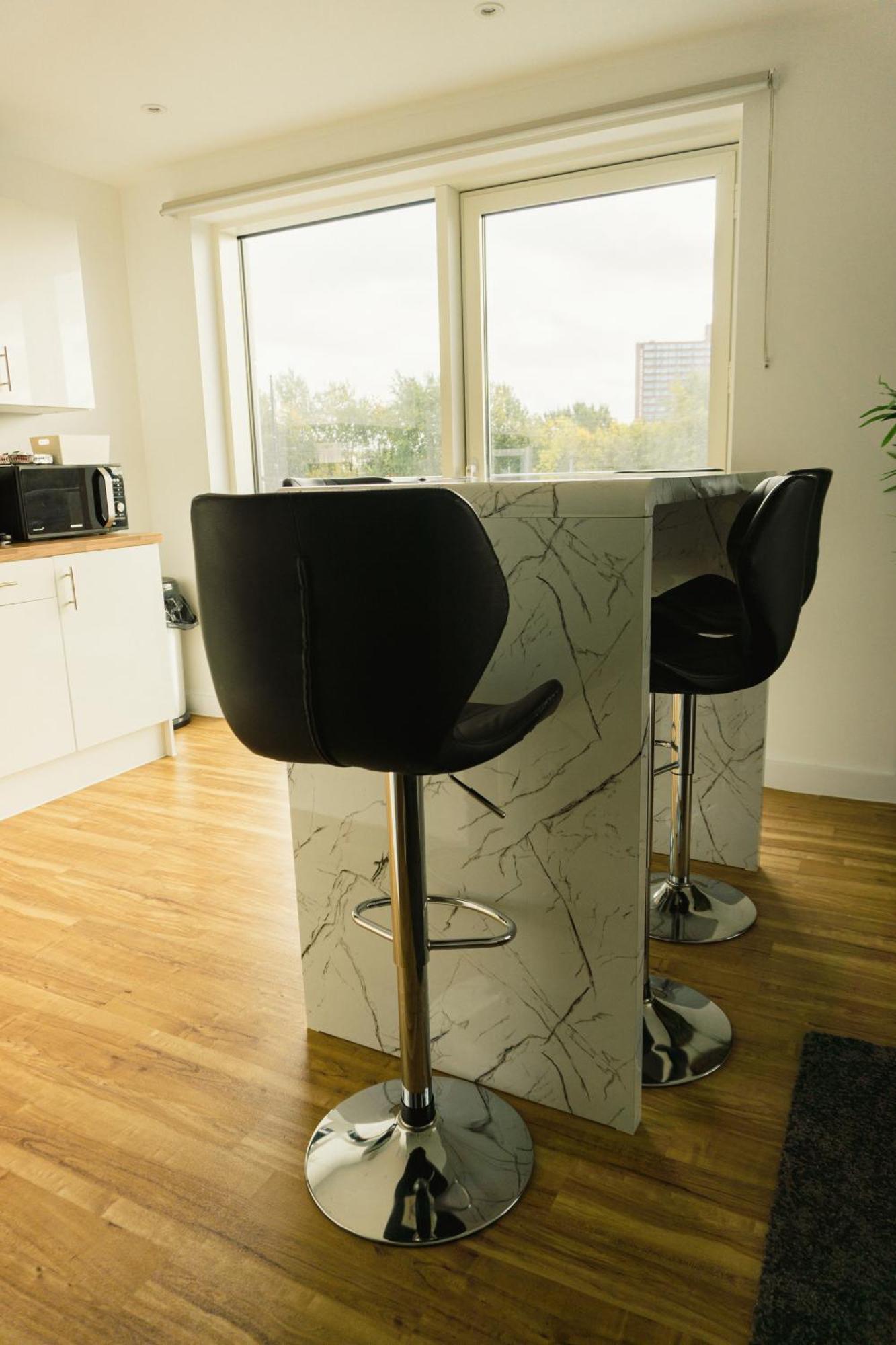 Manchester'S Luxurious 2-Bed Haven With Balcony - Canal Views & Proximity To Manchester United Екстериор снимка
