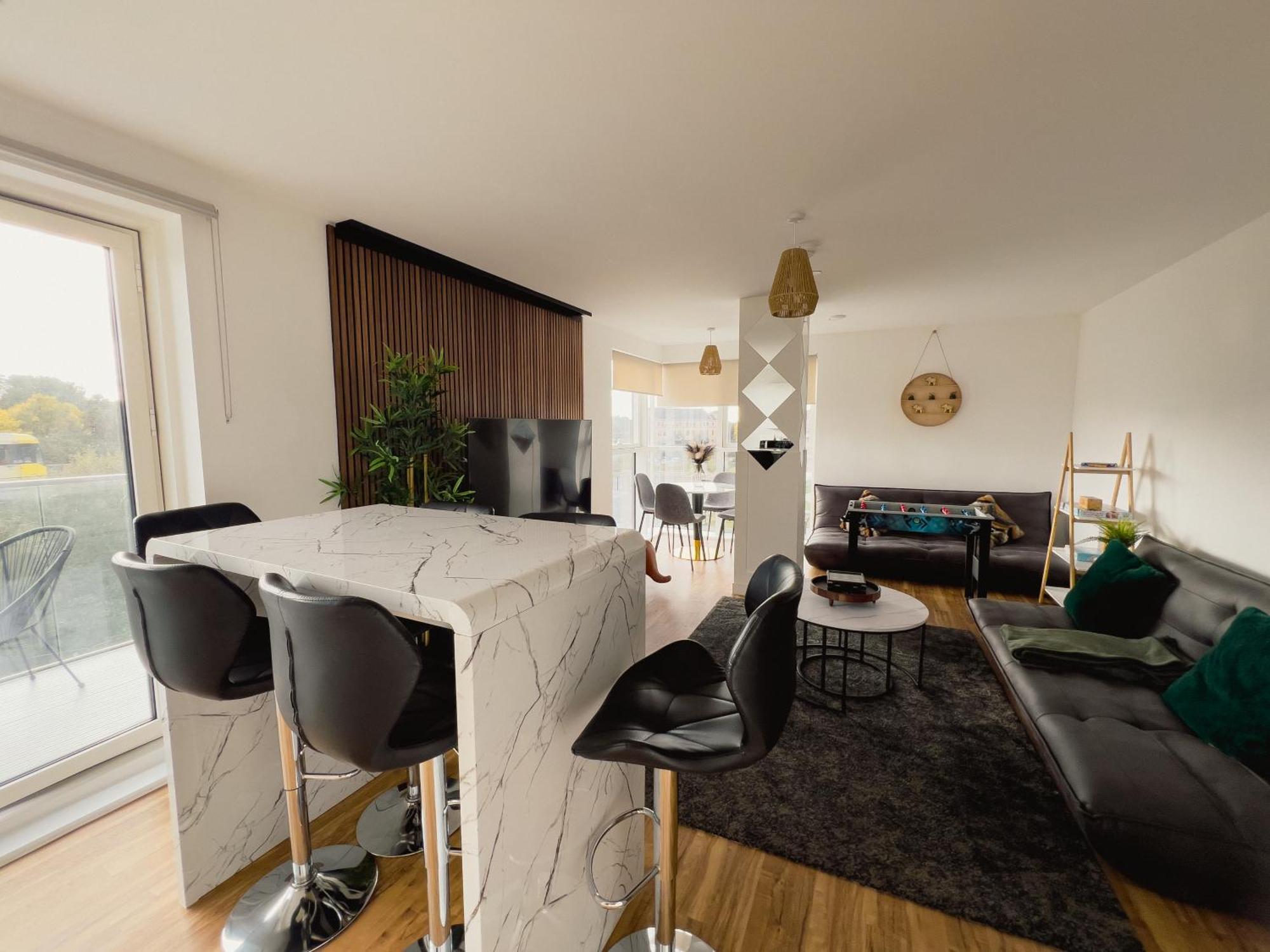 Manchester'S Luxurious 2-Bed Haven With Balcony - Canal Views & Proximity To Manchester United Екстериор снимка