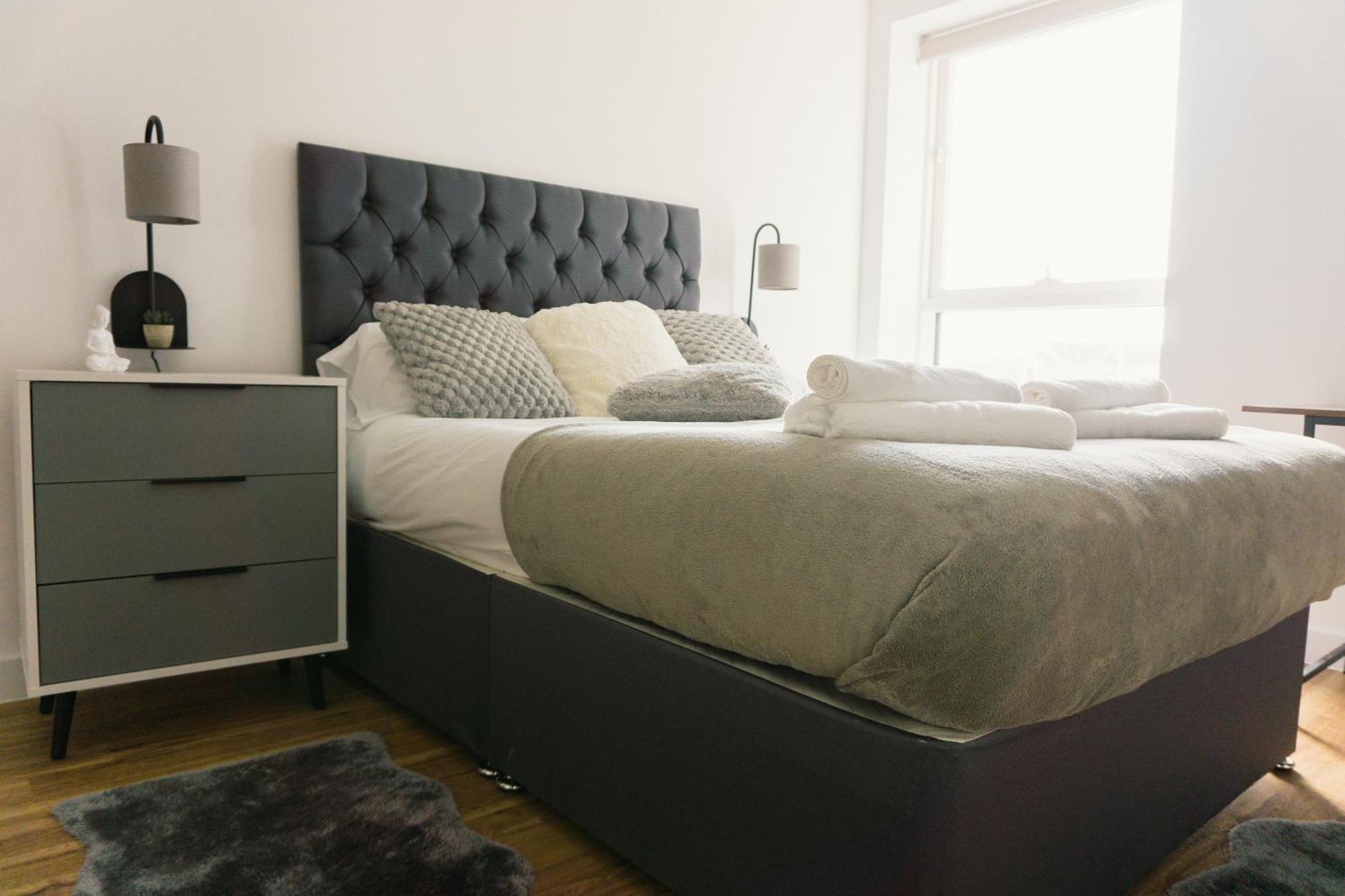 Manchester'S Luxurious 2-Bed Haven With Balcony - Canal Views & Proximity To Manchester United Екстериор снимка