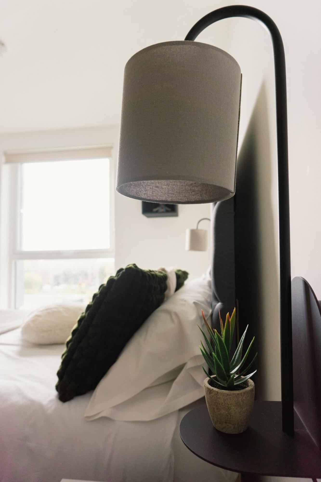 Manchester'S Luxurious 2-Bed Haven With Balcony - Canal Views & Proximity To Manchester United Екстериор снимка