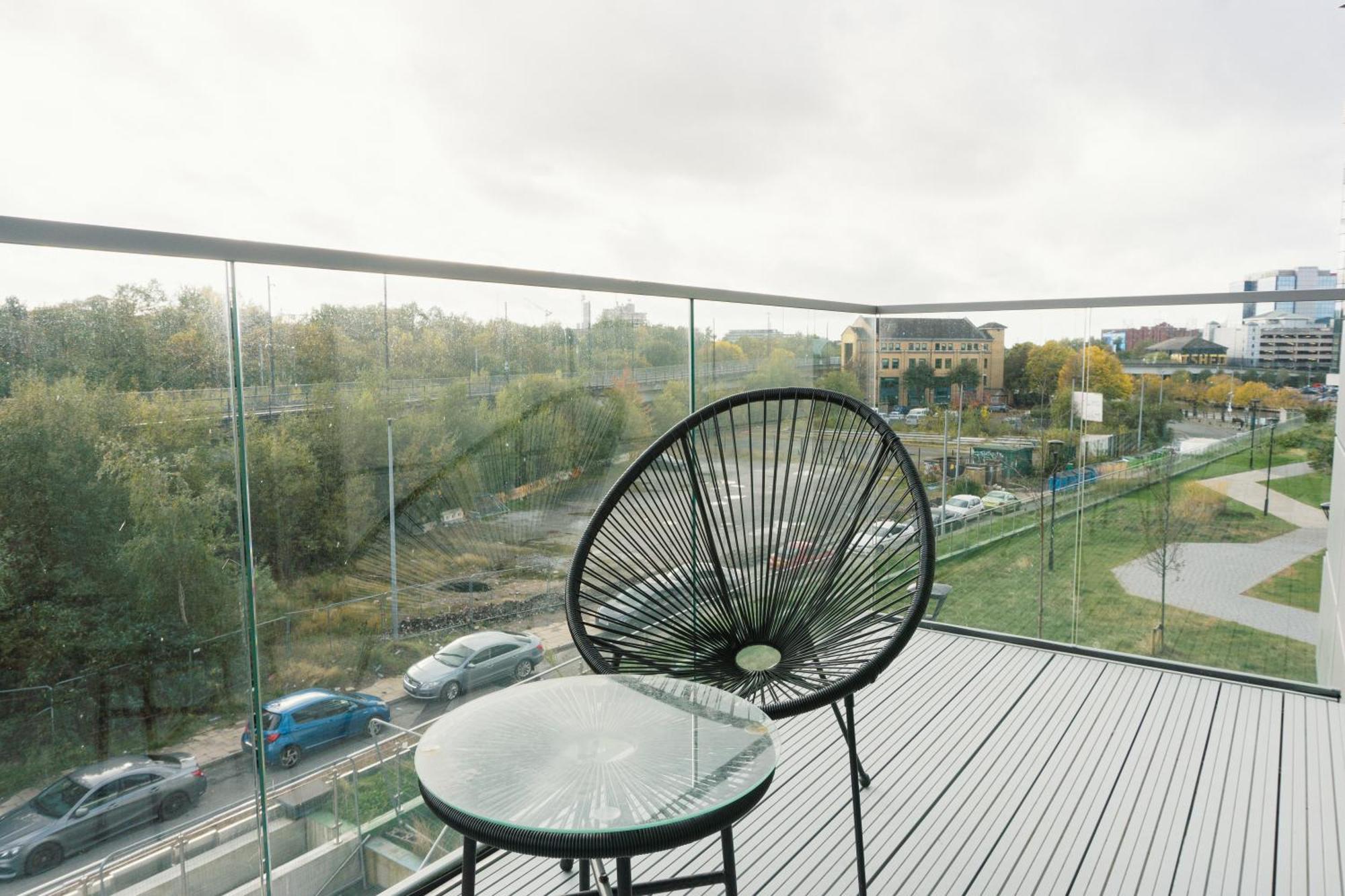 Manchester'S Luxurious 2-Bed Haven With Balcony - Canal Views & Proximity To Manchester United Екстериор снимка