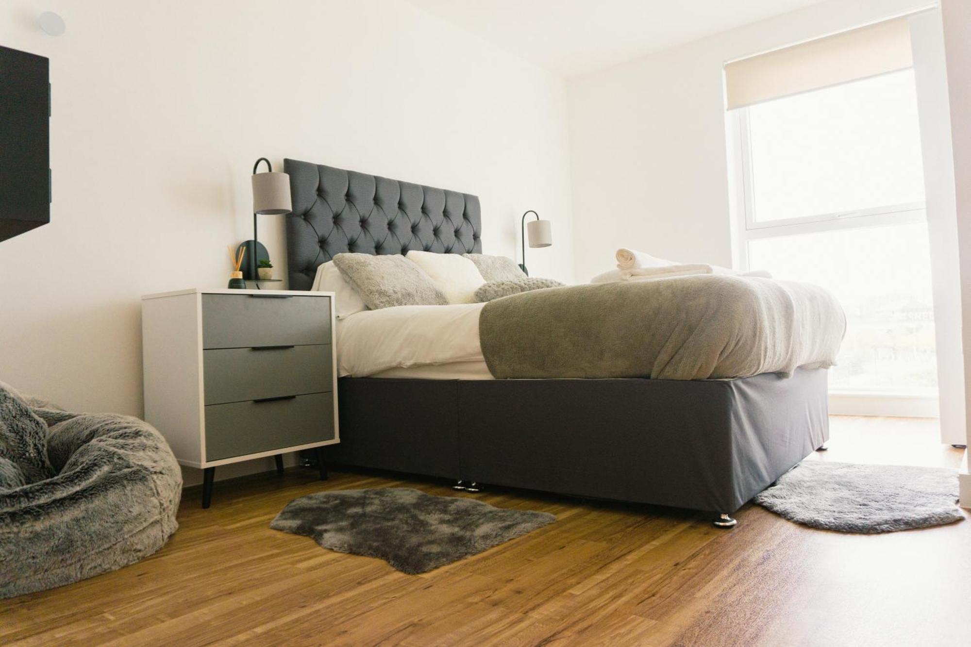Manchester'S Luxurious 2-Bed Haven With Balcony - Canal Views & Proximity To Manchester United Екстериор снимка