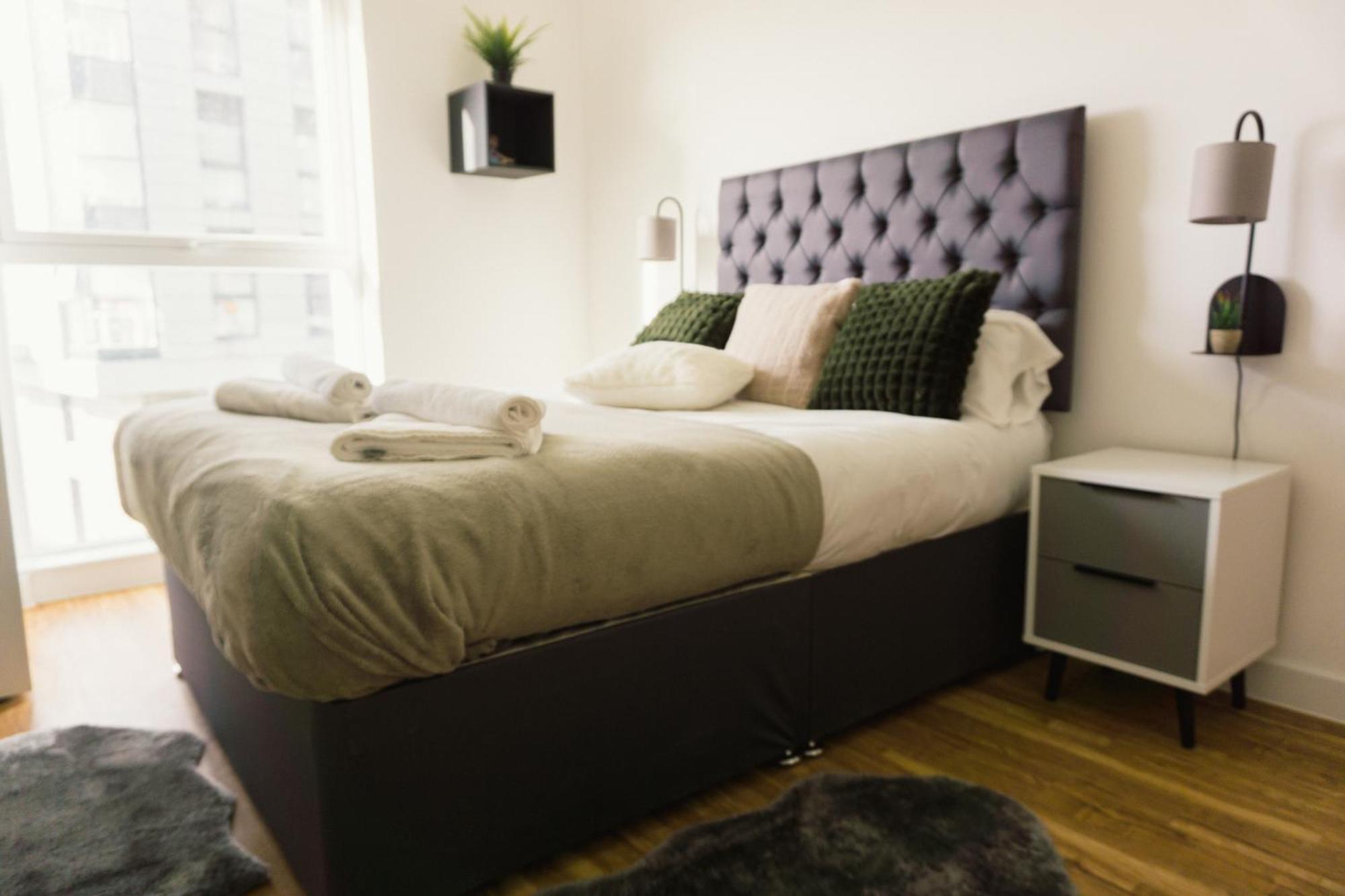 Manchester'S Luxurious 2-Bed Haven With Balcony - Canal Views & Proximity To Manchester United Екстериор снимка