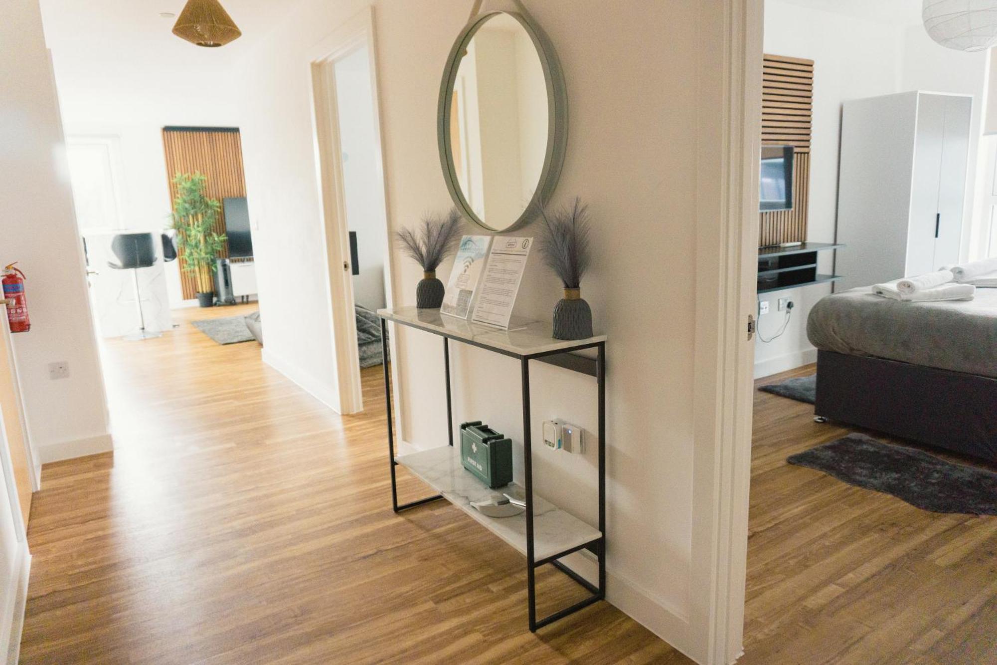 Manchester'S Luxurious 2-Bed Haven With Balcony - Canal Views & Proximity To Manchester United Екстериор снимка