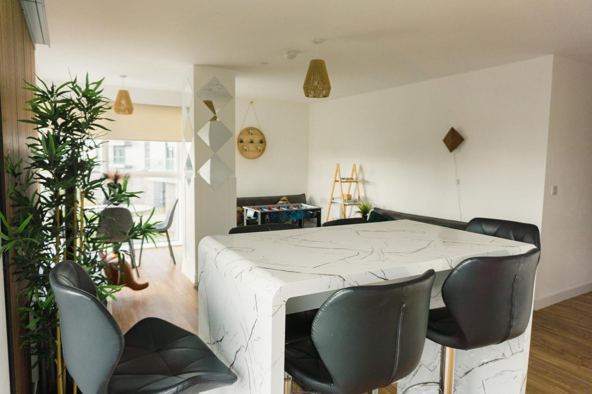 Manchester'S Luxurious 2-Bed Haven With Balcony - Canal Views & Proximity To Manchester United Екстериор снимка