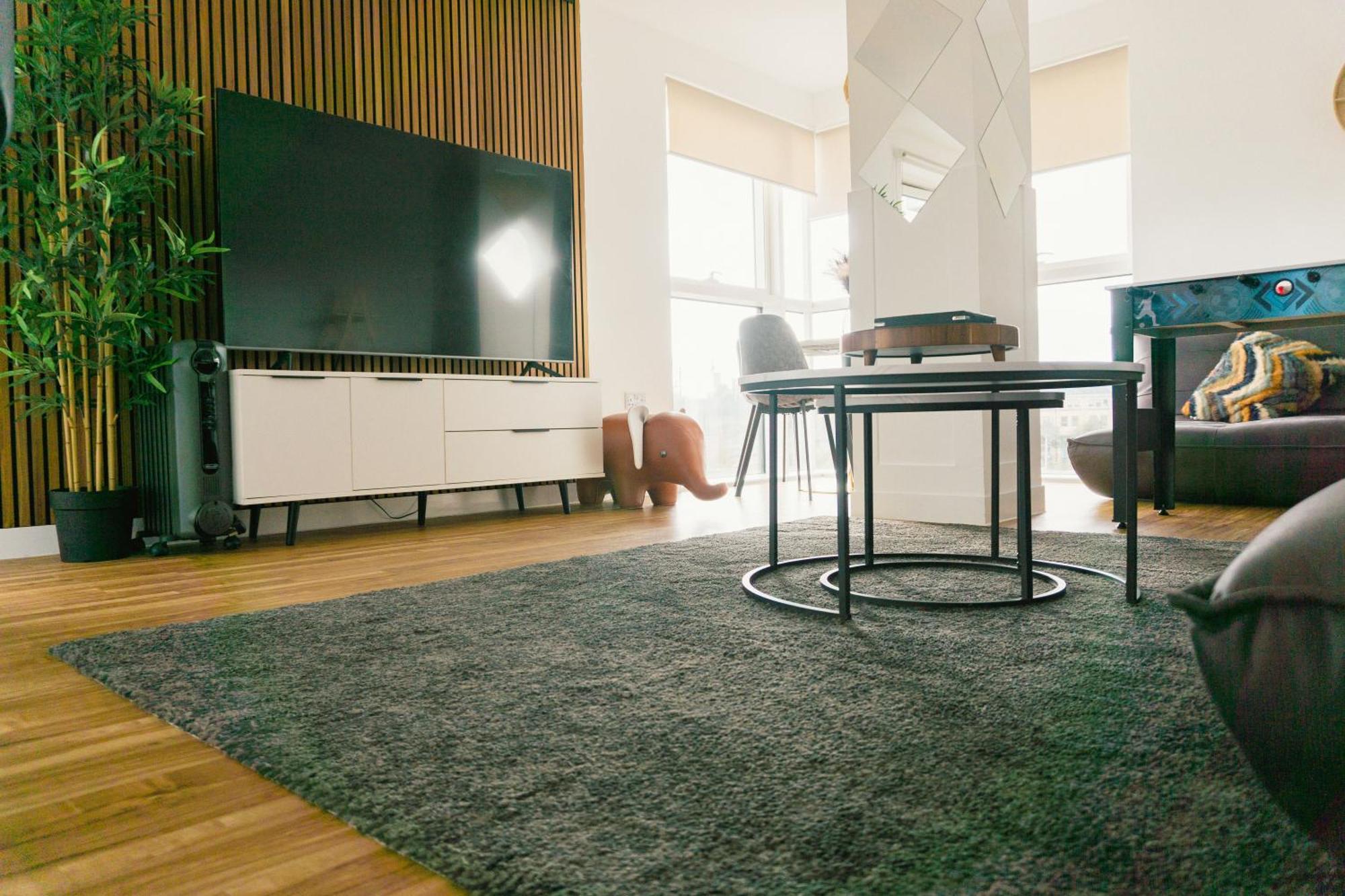 Manchester'S Luxurious 2-Bed Haven With Balcony - Canal Views & Proximity To Manchester United Екстериор снимка