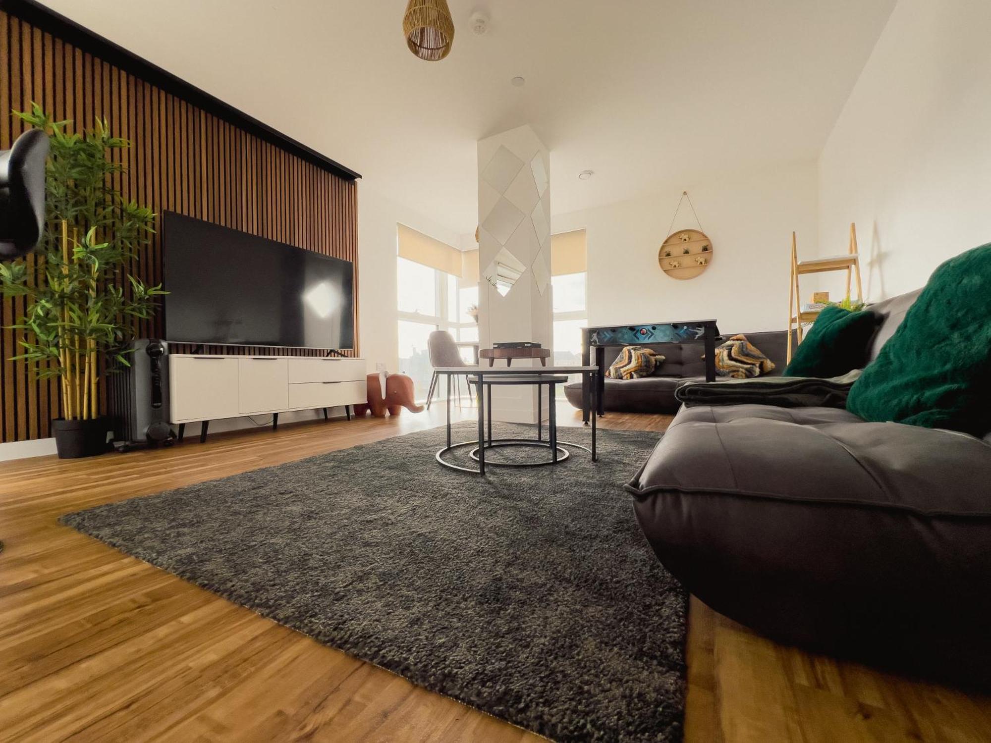 Manchester'S Luxurious 2-Bed Haven With Balcony - Canal Views & Proximity To Manchester United Екстериор снимка