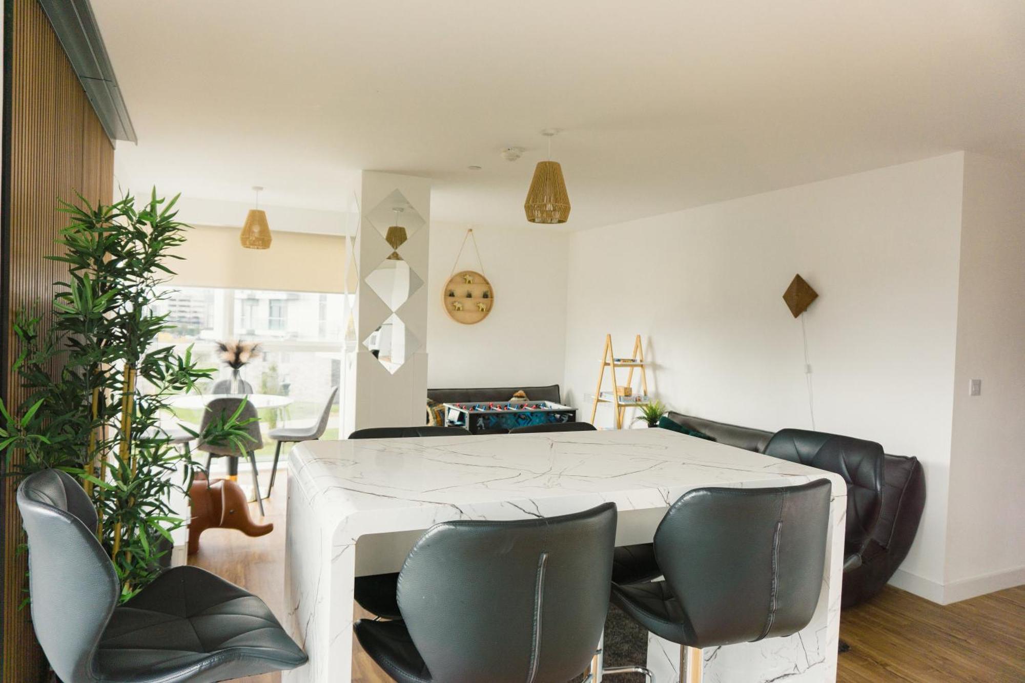 Manchester'S Luxurious 2-Bed Haven With Balcony - Canal Views & Proximity To Manchester United Екстериор снимка