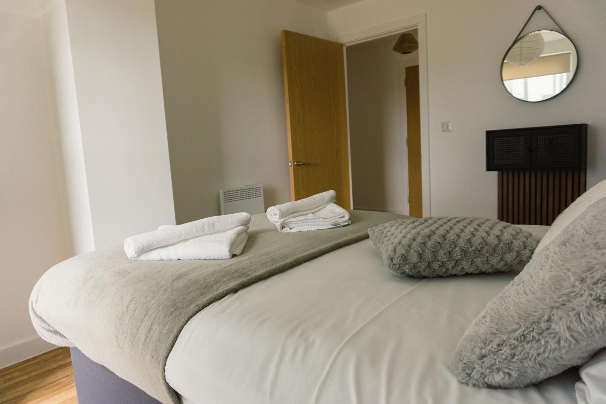 Manchester'S Luxurious 2-Bed Haven With Balcony - Canal Views & Proximity To Manchester United Екстериор снимка