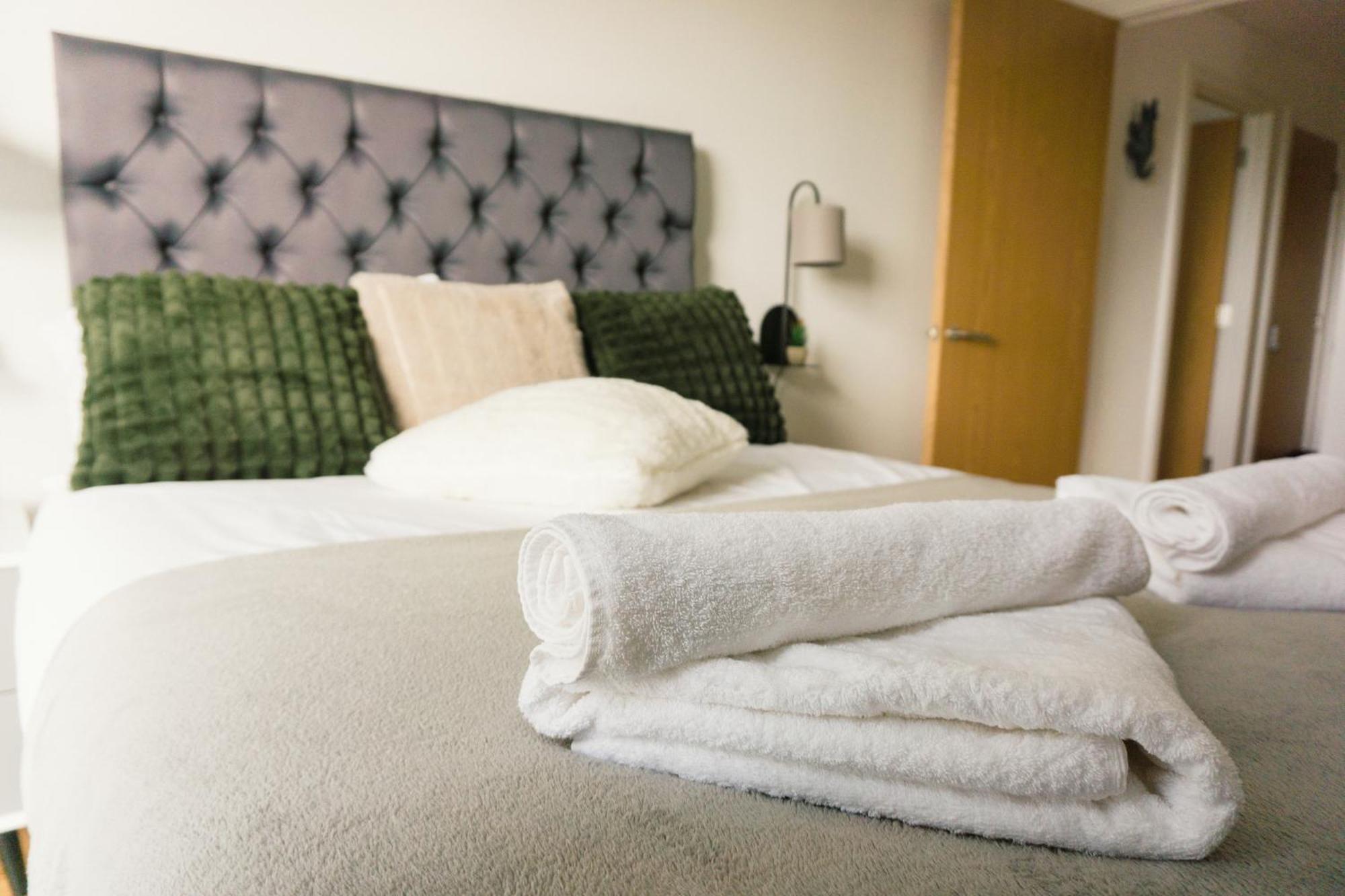 Manchester'S Luxurious 2-Bed Haven With Balcony - Canal Views & Proximity To Manchester United Екстериор снимка