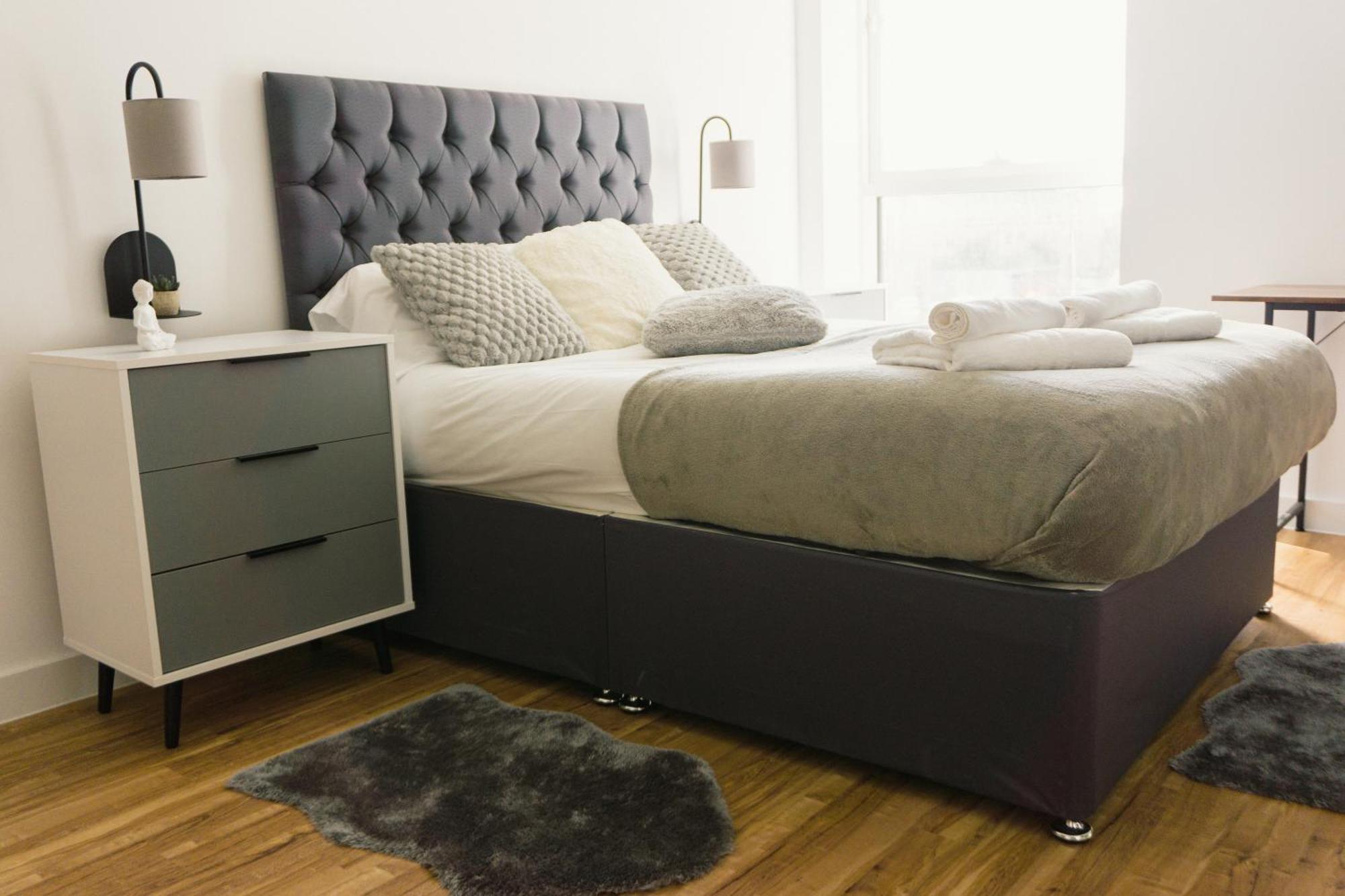 Manchester'S Luxurious 2-Bed Haven With Balcony - Canal Views & Proximity To Manchester United Екстериор снимка