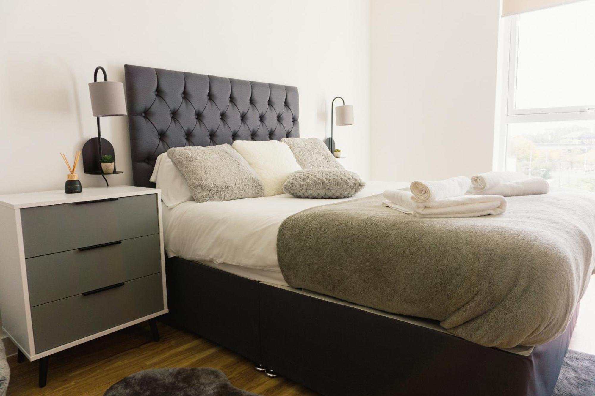 Manchester'S Luxurious 2-Bed Haven With Balcony - Canal Views & Proximity To Manchester United Екстериор снимка
