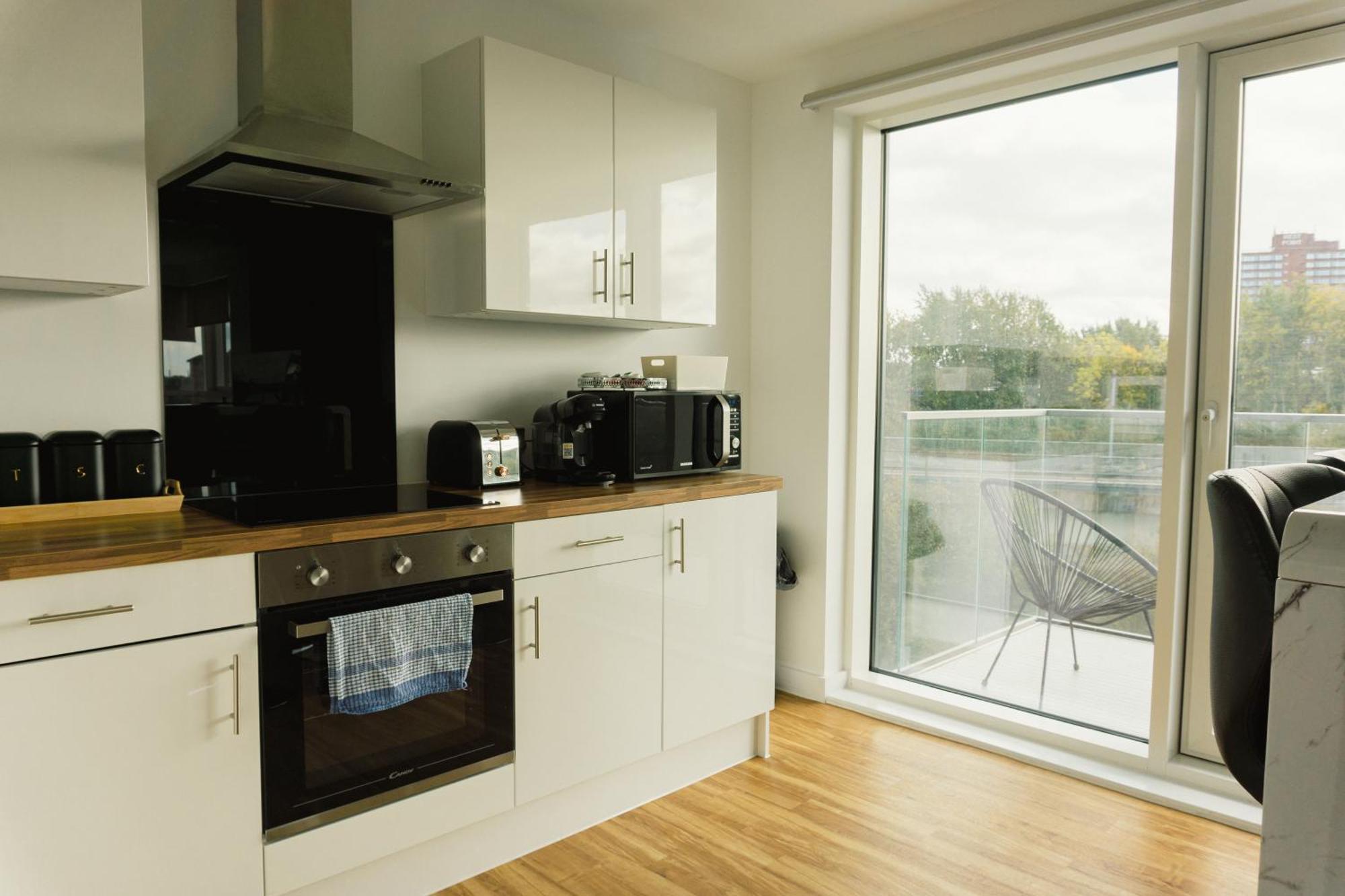 Manchester'S Luxurious 2-Bed Haven With Balcony - Canal Views & Proximity To Manchester United Екстериор снимка