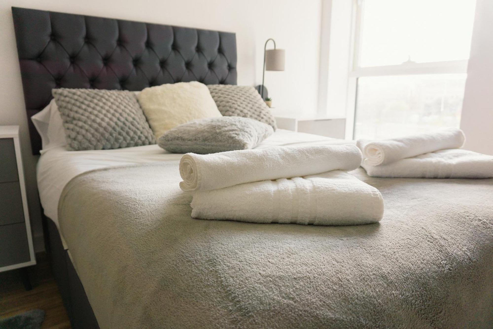 Manchester'S Luxurious 2-Bed Haven With Balcony - Canal Views & Proximity To Manchester United Екстериор снимка