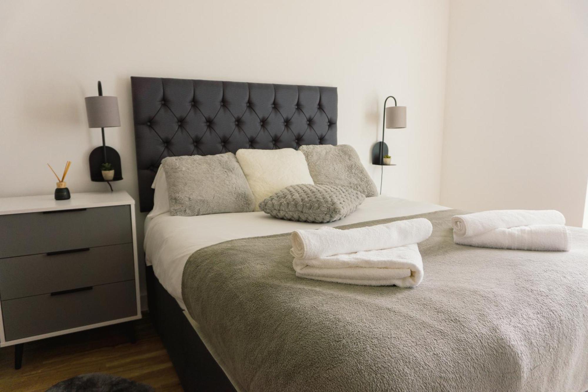 Manchester'S Luxurious 2-Bed Haven With Balcony - Canal Views & Proximity To Manchester United Екстериор снимка