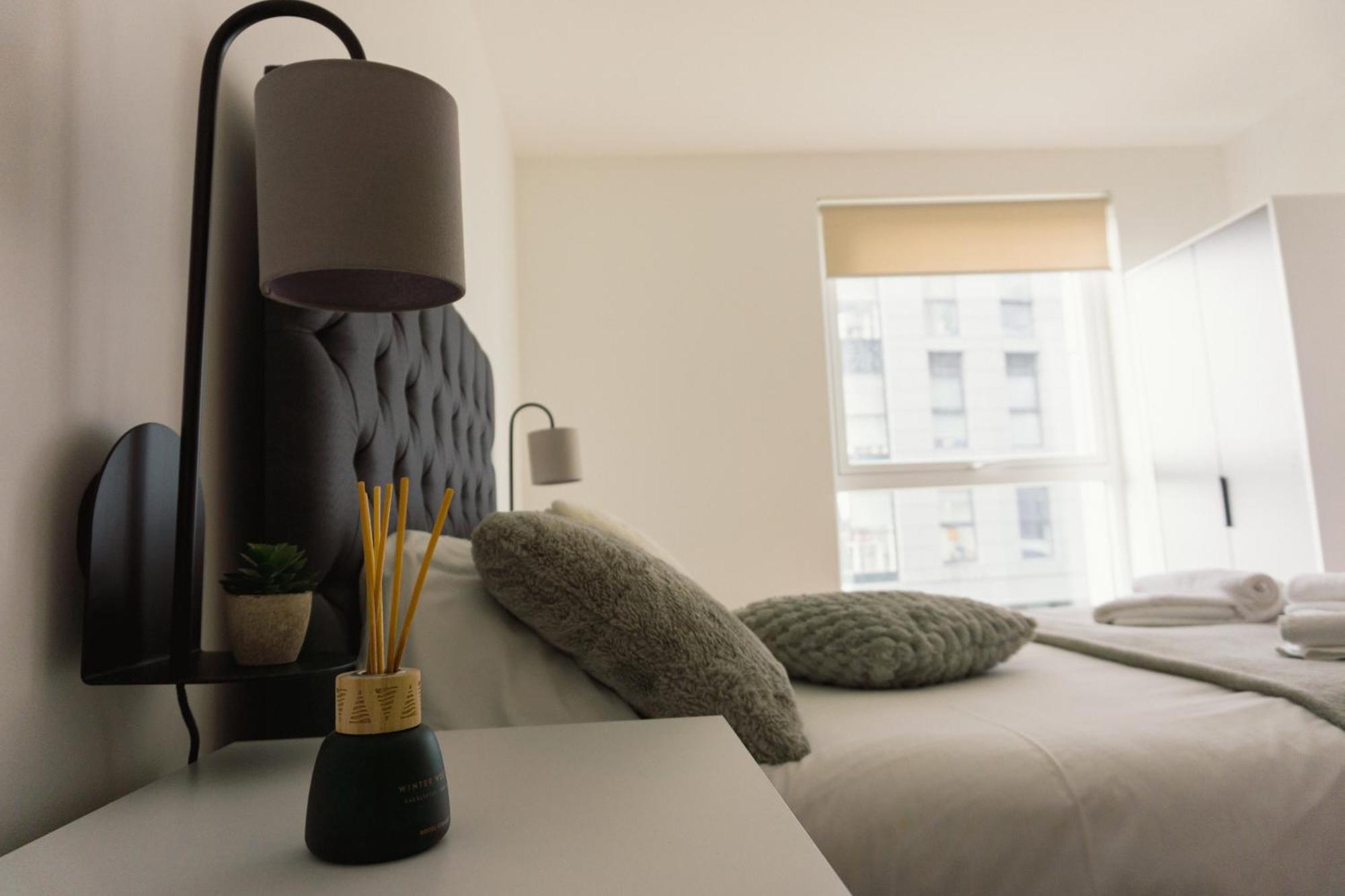 Manchester'S Luxurious 2-Bed Haven With Balcony - Canal Views & Proximity To Manchester United Екстериор снимка