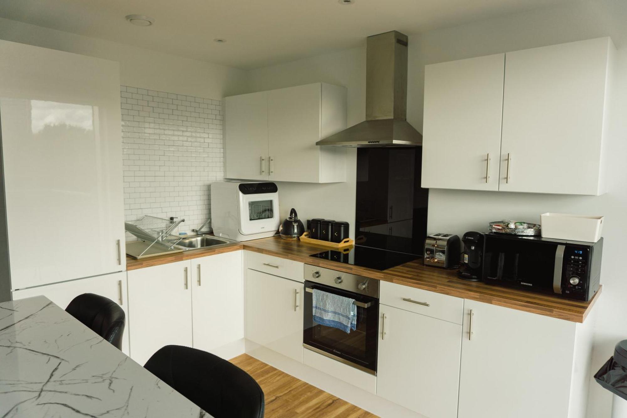 Manchester'S Luxurious 2-Bed Haven With Balcony - Canal Views & Proximity To Manchester United Екстериор снимка