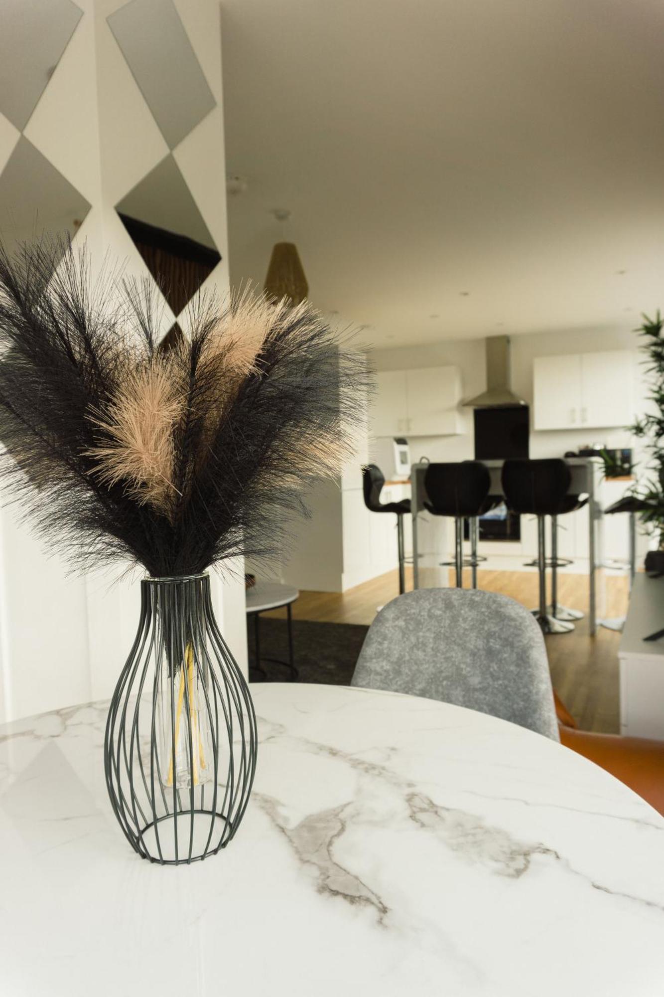 Manchester'S Luxurious 2-Bed Haven With Balcony - Canal Views & Proximity To Manchester United Екстериор снимка