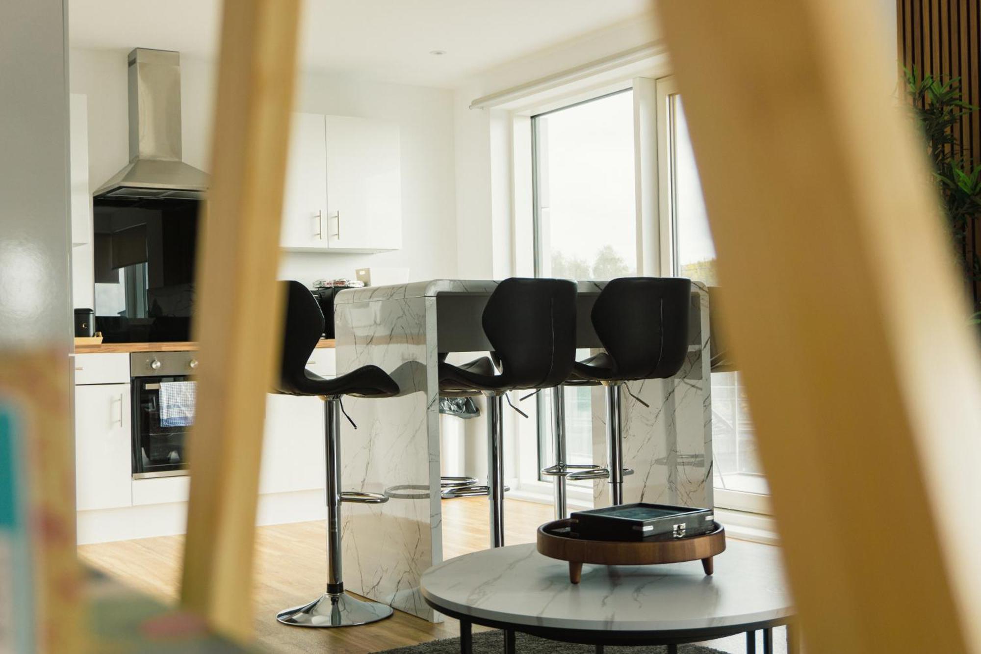 Manchester'S Luxurious 2-Bed Haven With Balcony - Canal Views & Proximity To Manchester United Екстериор снимка