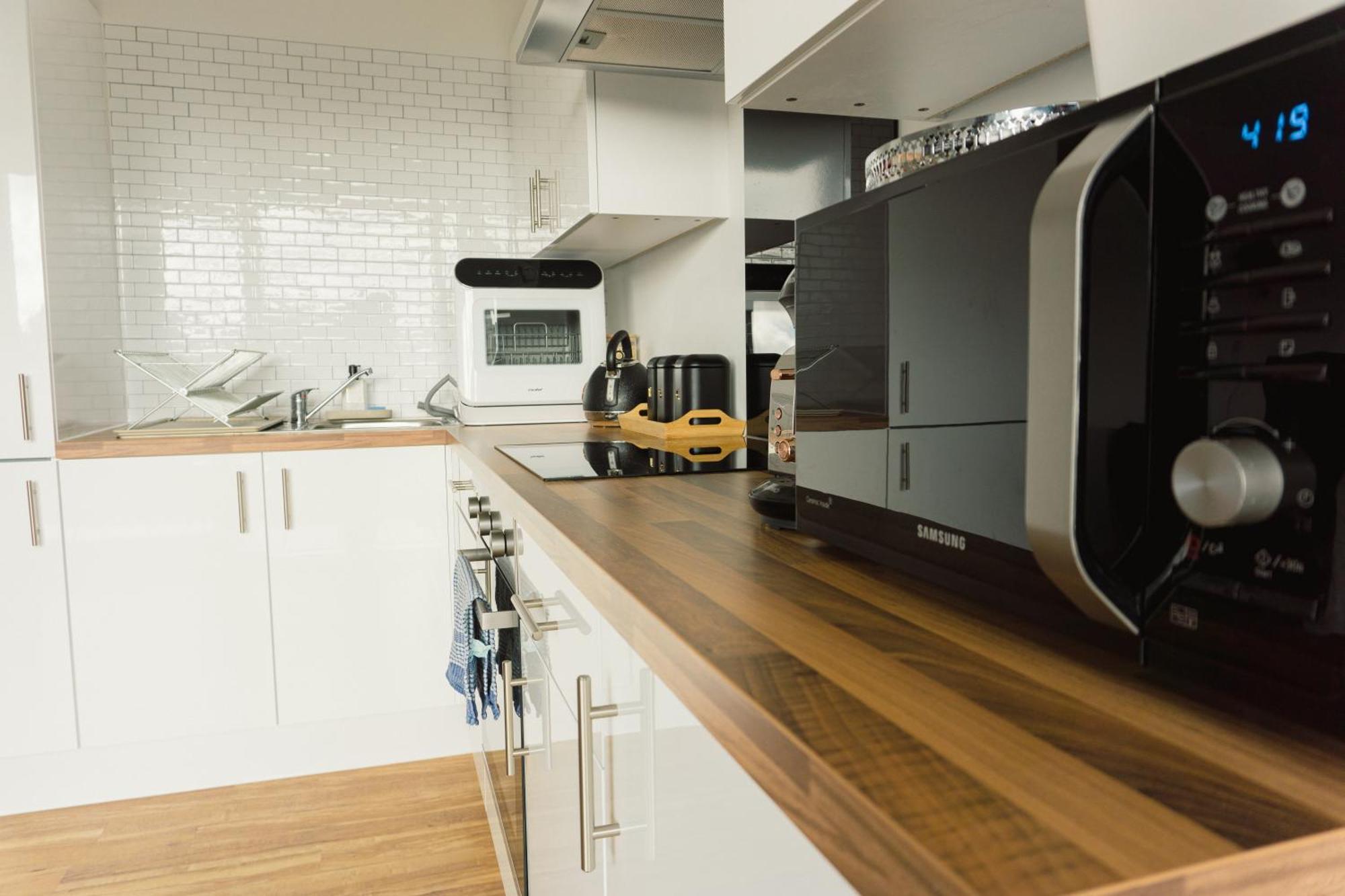 Manchester'S Luxurious 2-Bed Haven With Balcony - Canal Views & Proximity To Manchester United Екстериор снимка