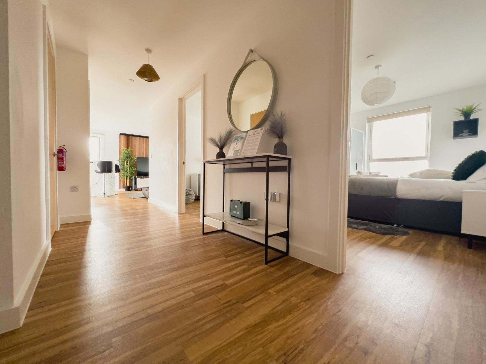 Manchester'S Luxurious 2-Bed Haven With Balcony - Canal Views & Proximity To Manchester United Екстериор снимка