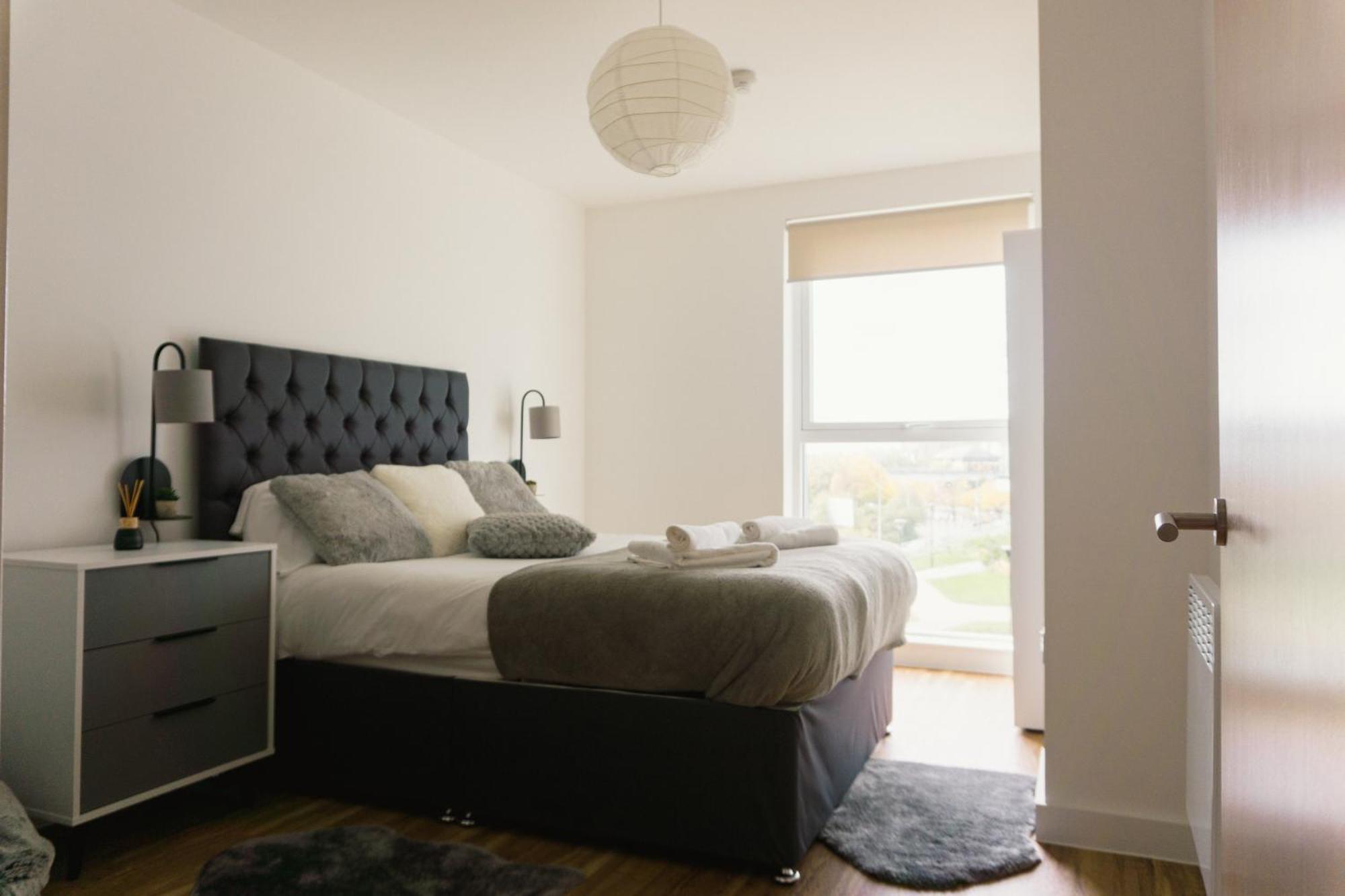 Manchester'S Luxurious 2-Bed Haven With Balcony - Canal Views & Proximity To Manchester United Екстериор снимка