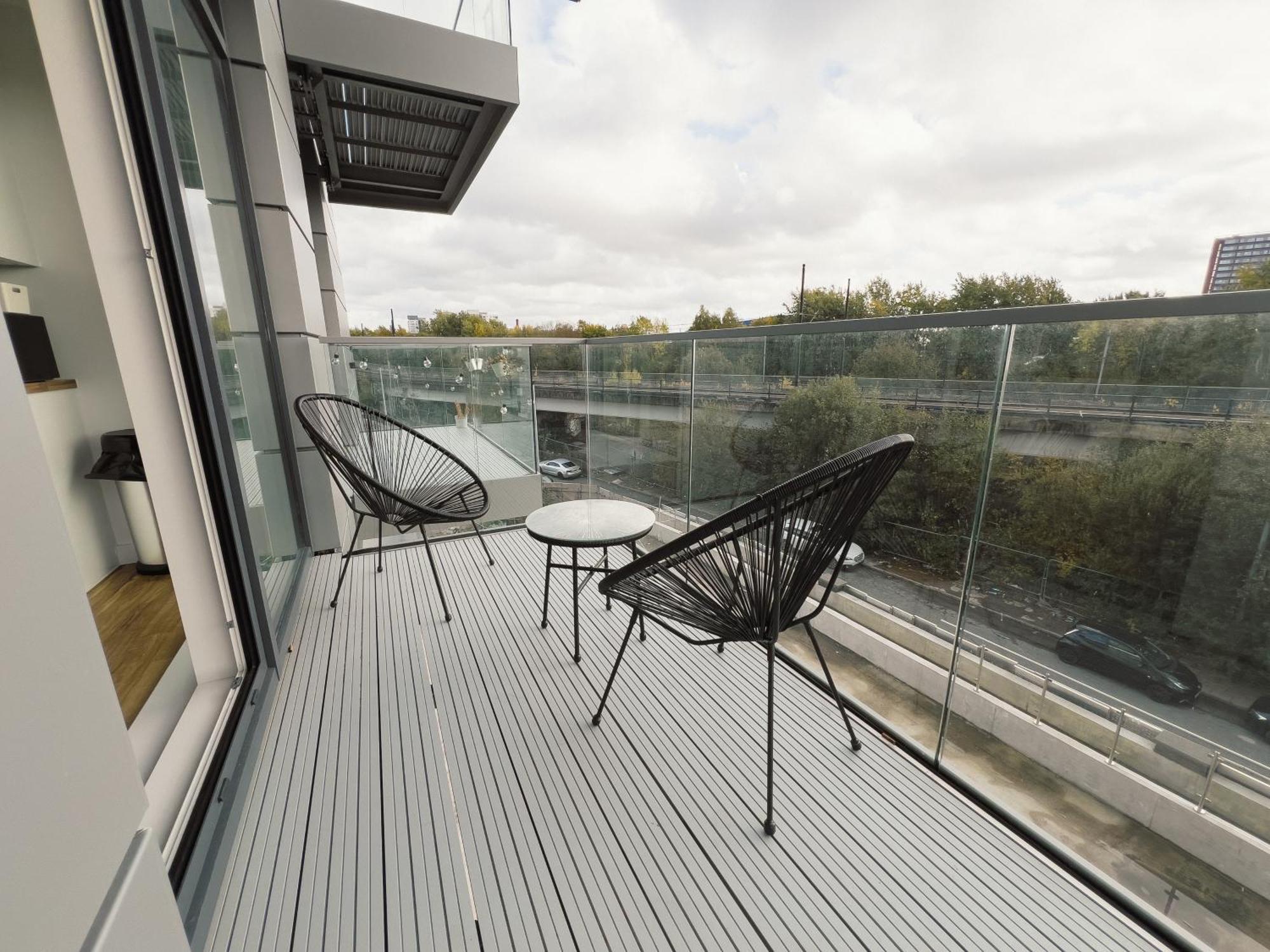 Manchester'S Luxurious 2-Bed Haven With Balcony - Canal Views & Proximity To Manchester United Екстериор снимка