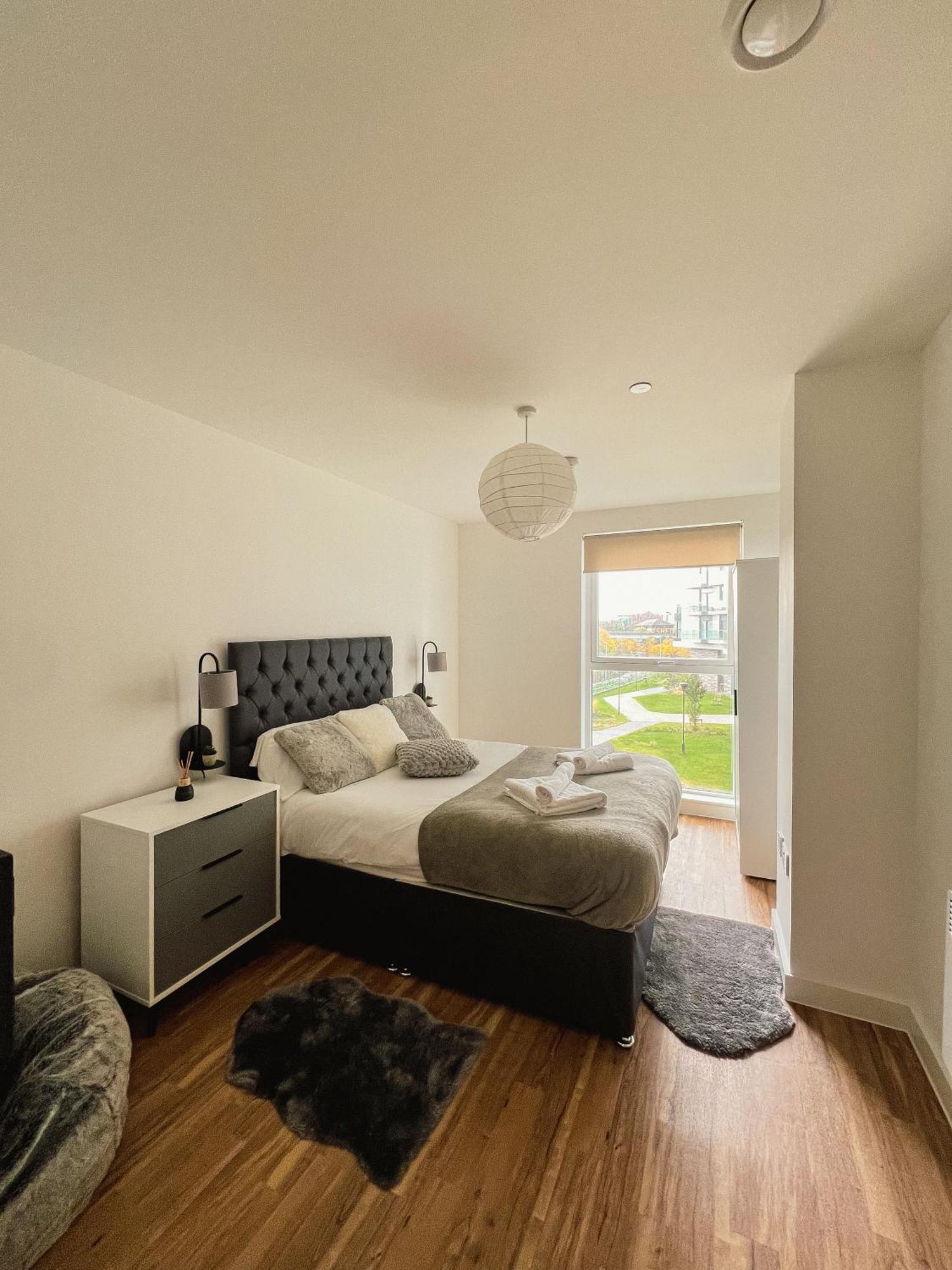 Manchester'S Luxurious 2-Bed Haven With Balcony - Canal Views & Proximity To Manchester United Екстериор снимка