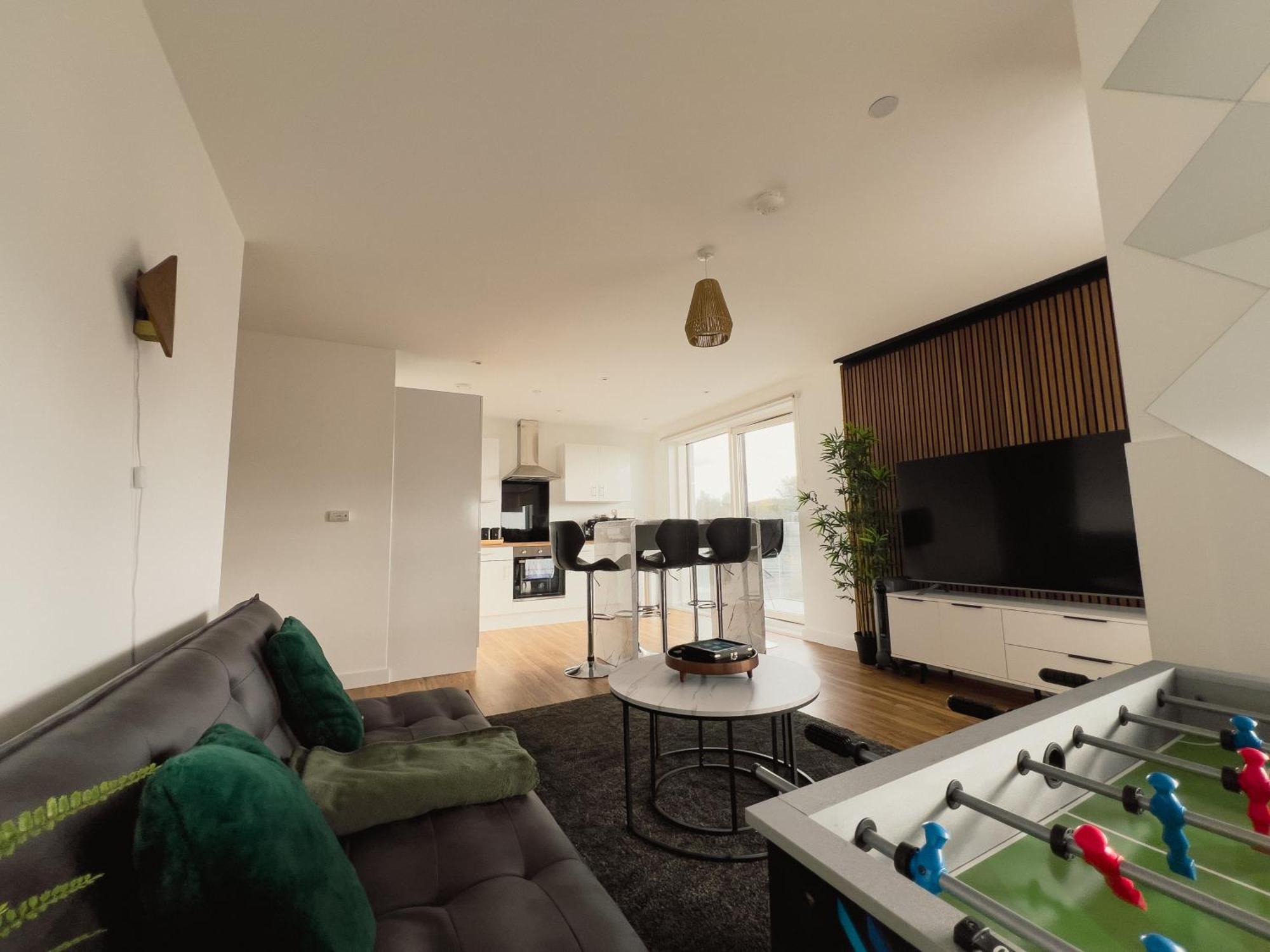Manchester'S Luxurious 2-Bed Haven With Balcony - Canal Views & Proximity To Manchester United Екстериор снимка