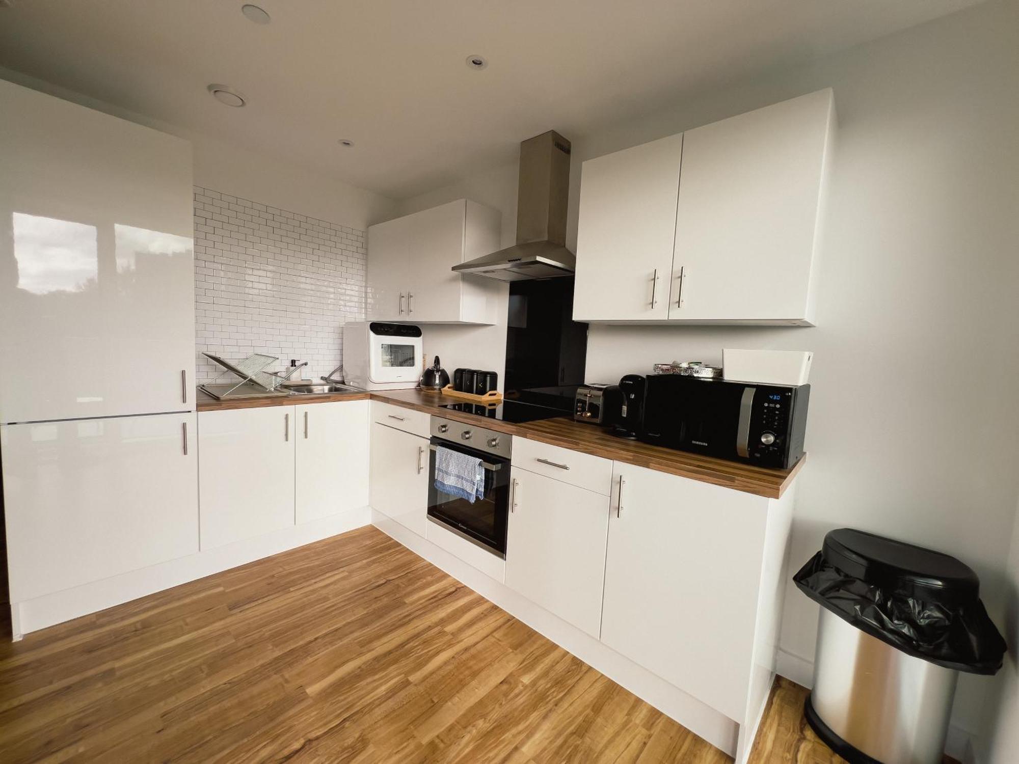 Manchester'S Luxurious 2-Bed Haven With Balcony - Canal Views & Proximity To Manchester United Екстериор снимка
